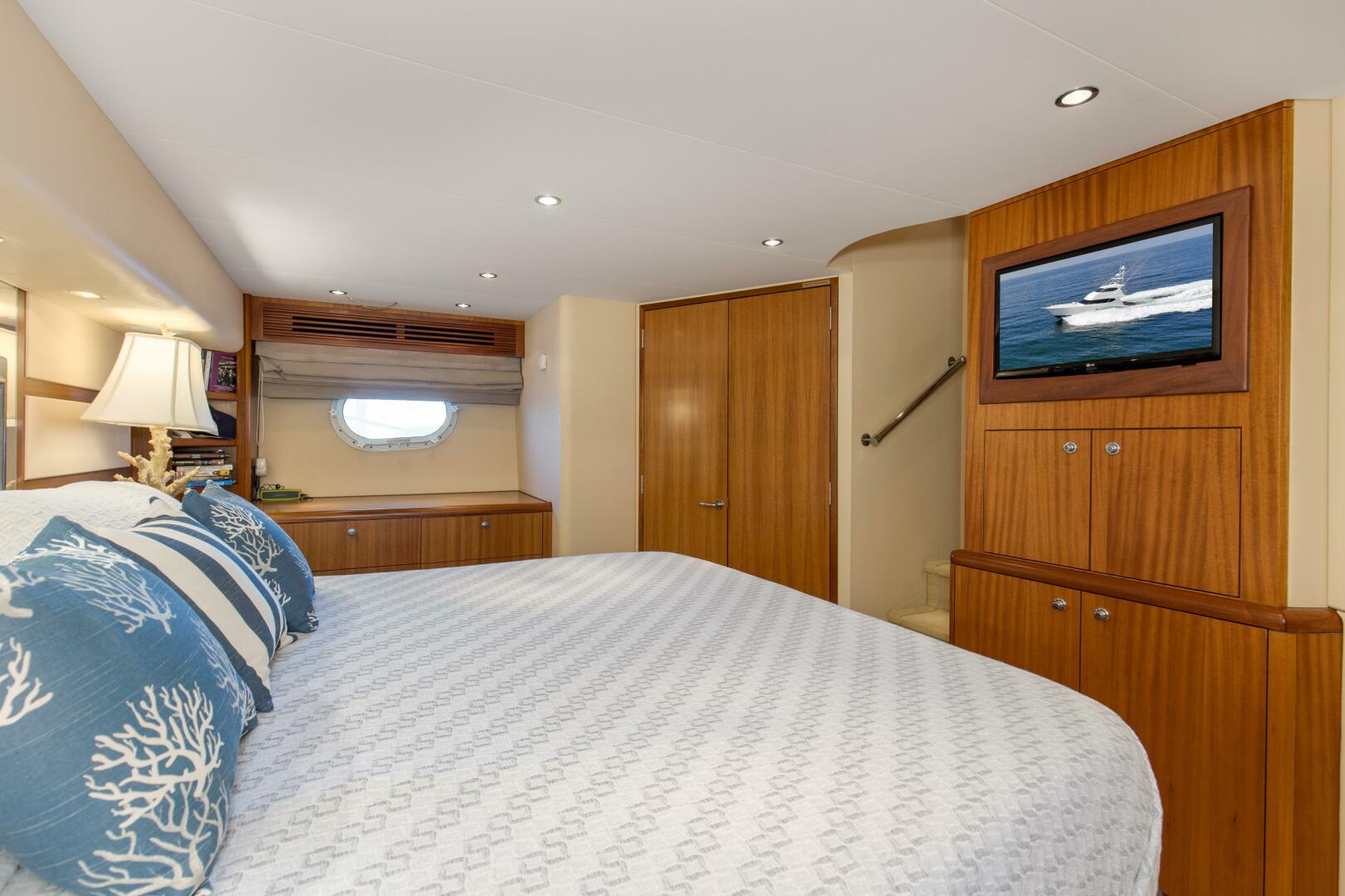 2007 68 Hatteras 68 Enclosed Bridge REFUGE Master Stateroom 