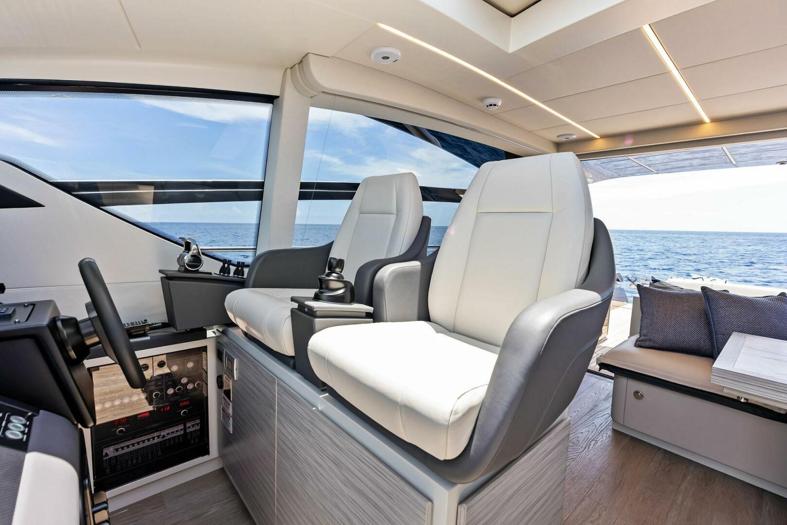 2024 Pershing 6X Helm