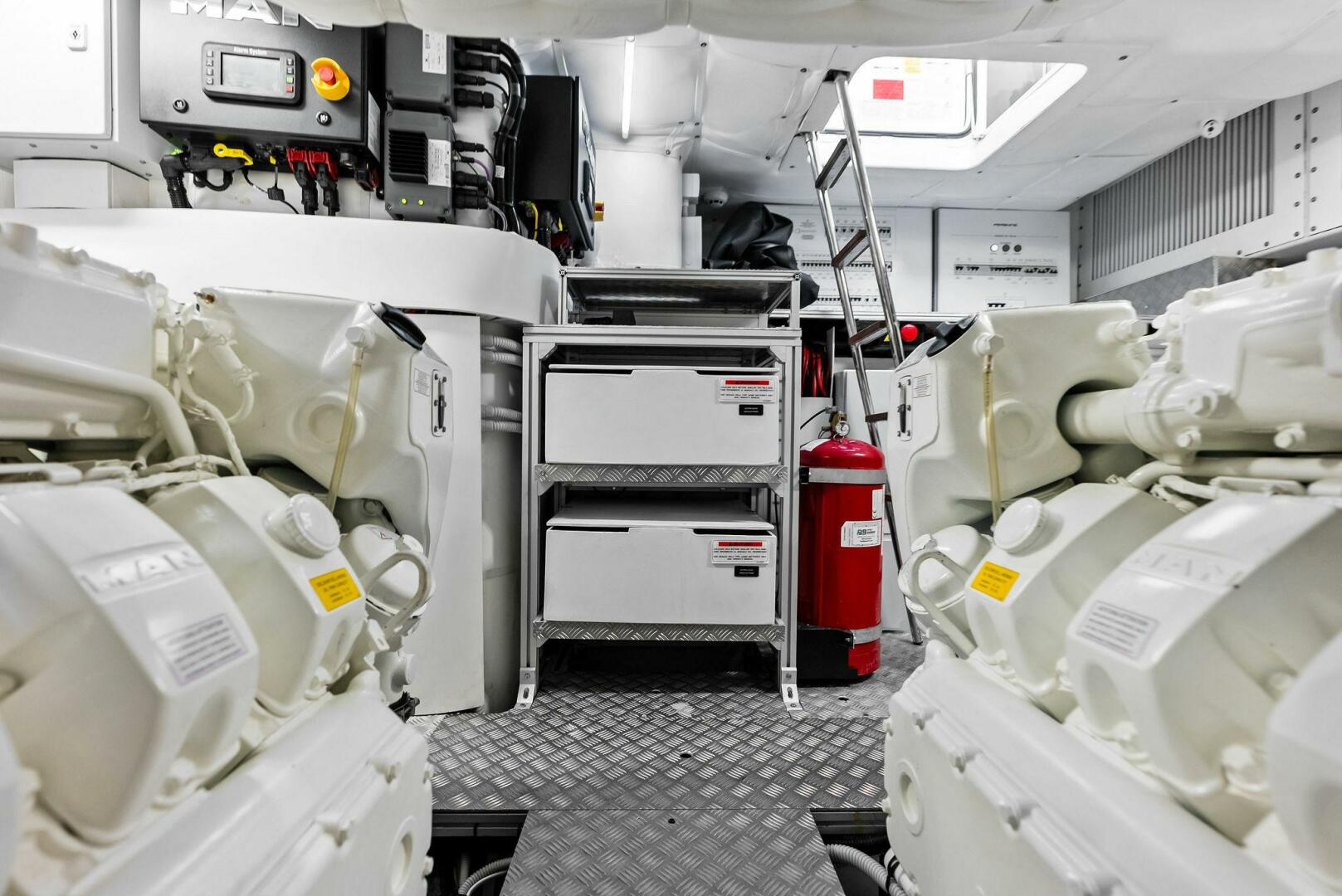 2024 Pershing 6X Engine Room