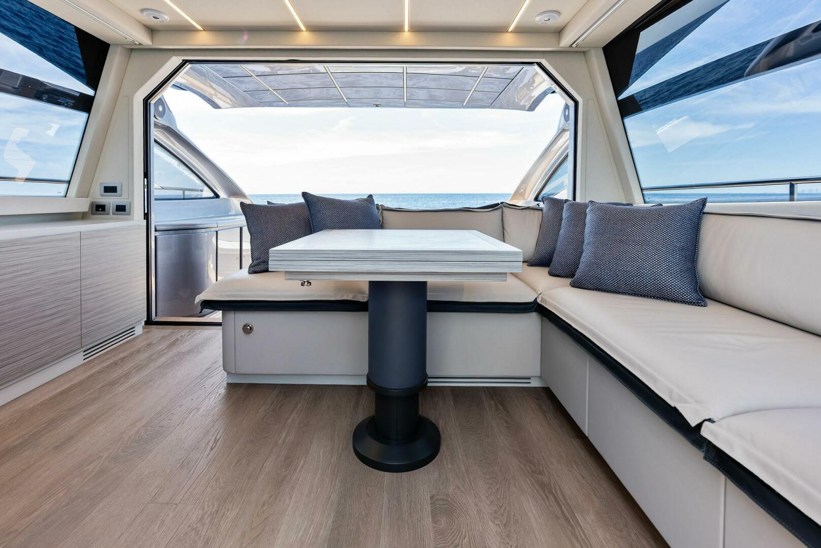 2024 Pershing 6X Dinette