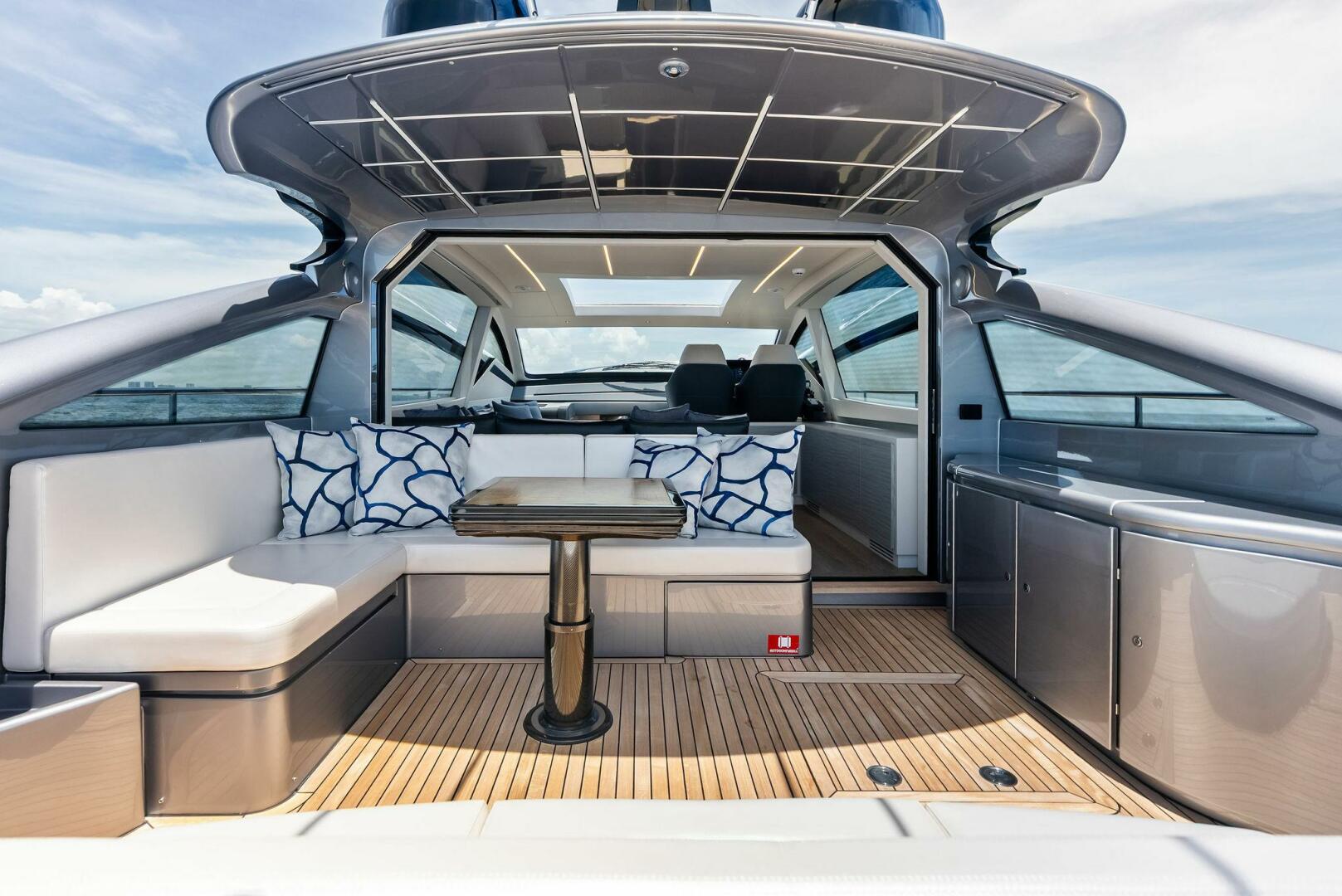 2024 Pershing 6X Salon