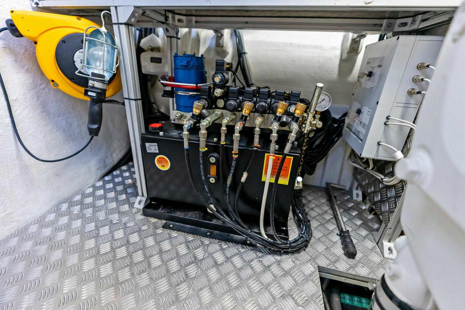 2024 Pershing 6X Engine Room