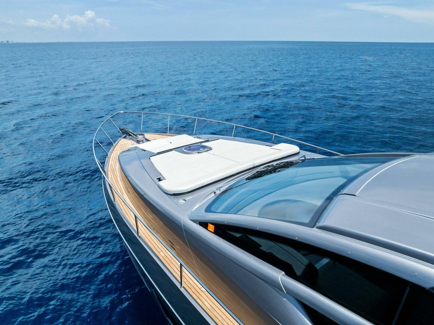 2024 Pershing 6X Bow Sundeck