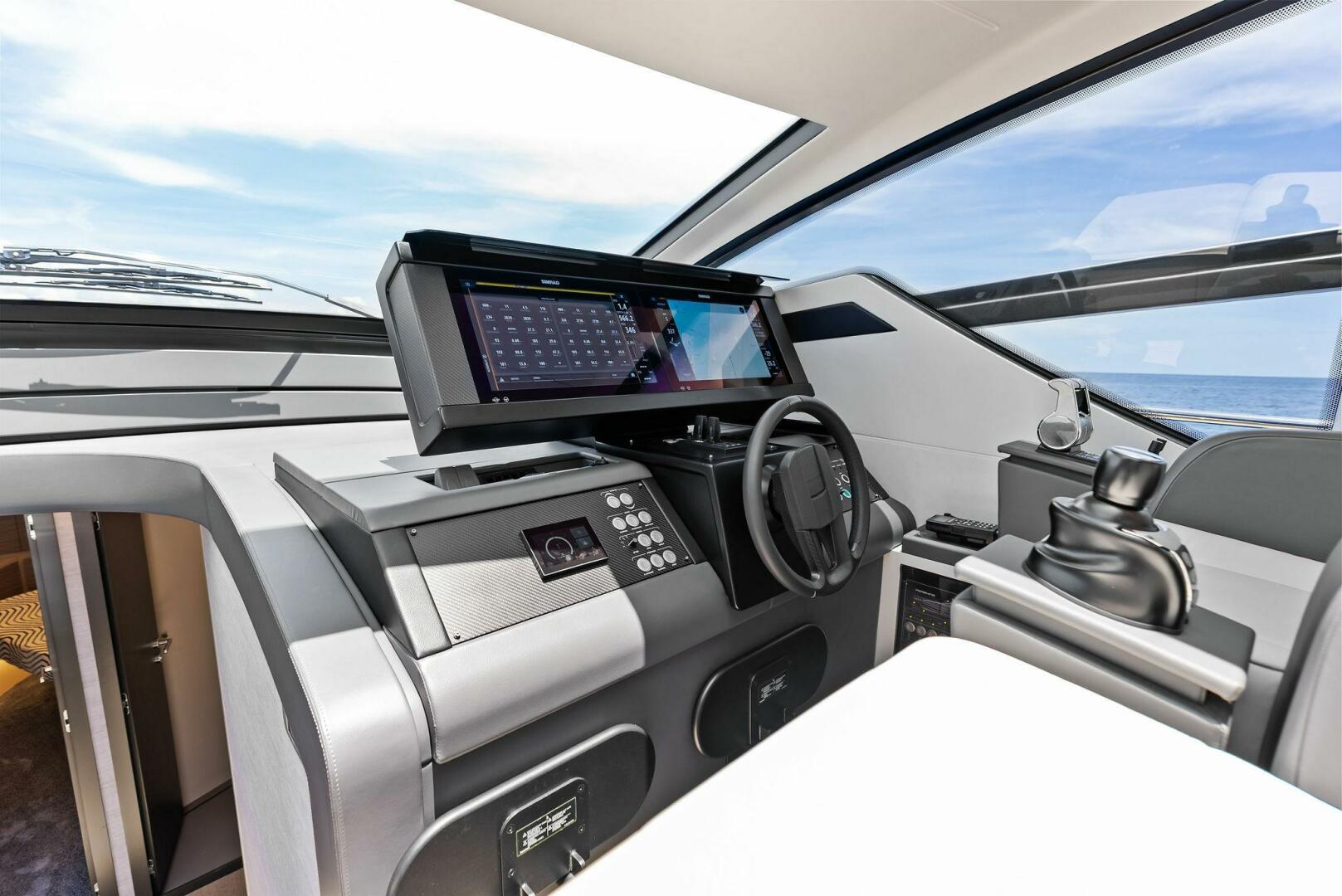 2024 Pershing 6X Helm