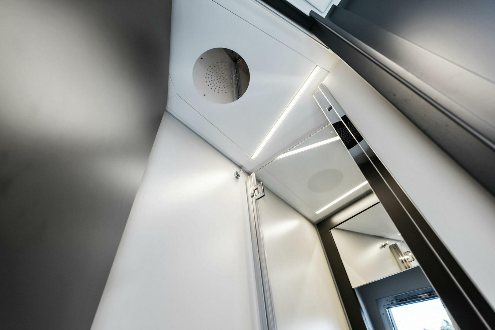 2024 Pershing 6X VIP Shower