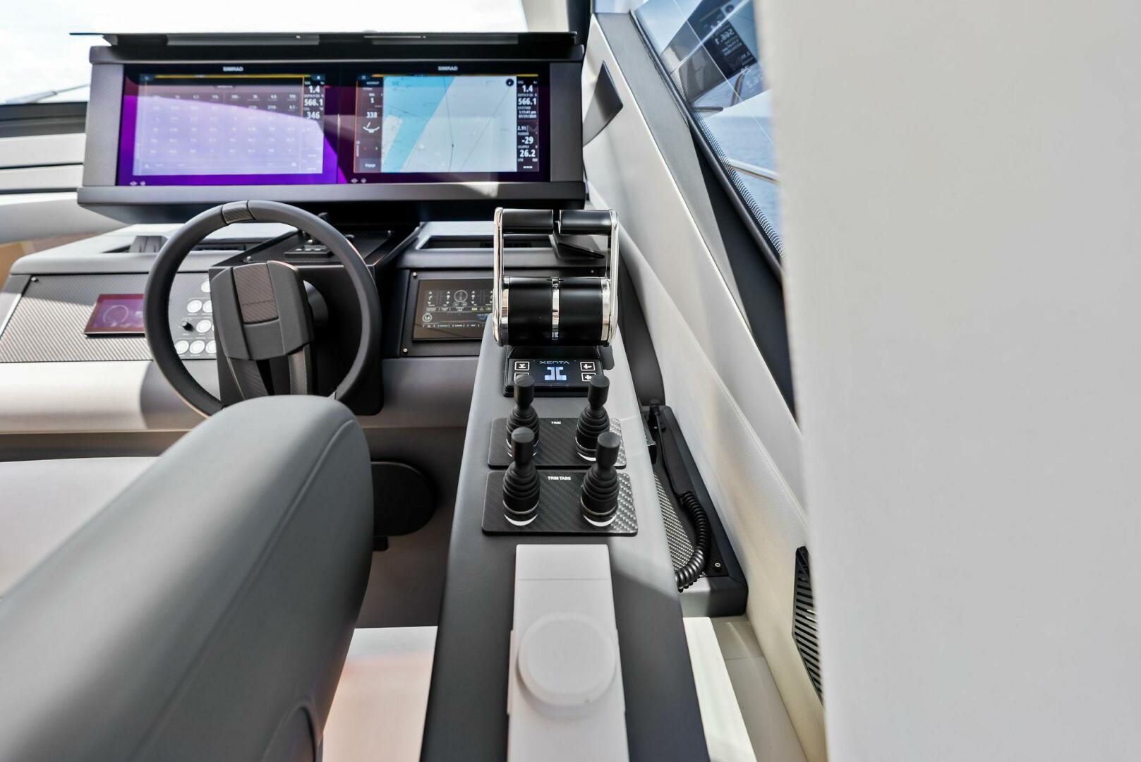 2024 Pershing 6X Helm