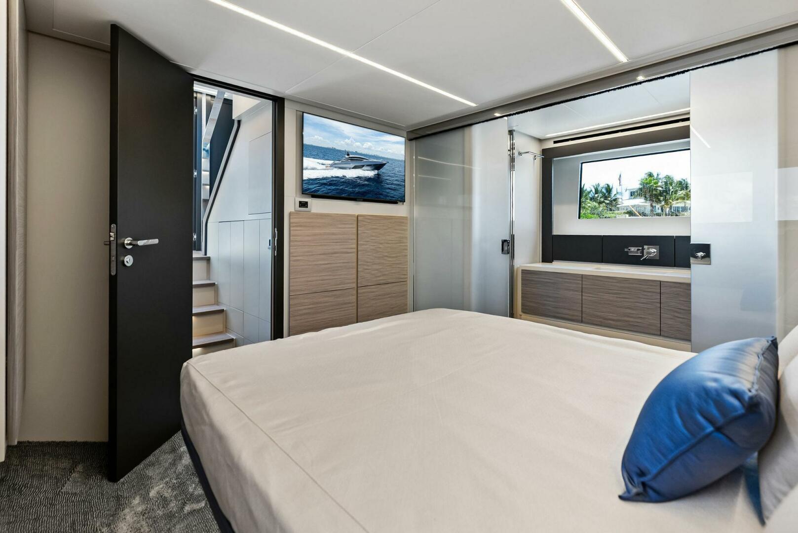 2024 Pershing 6X Master Stateroom