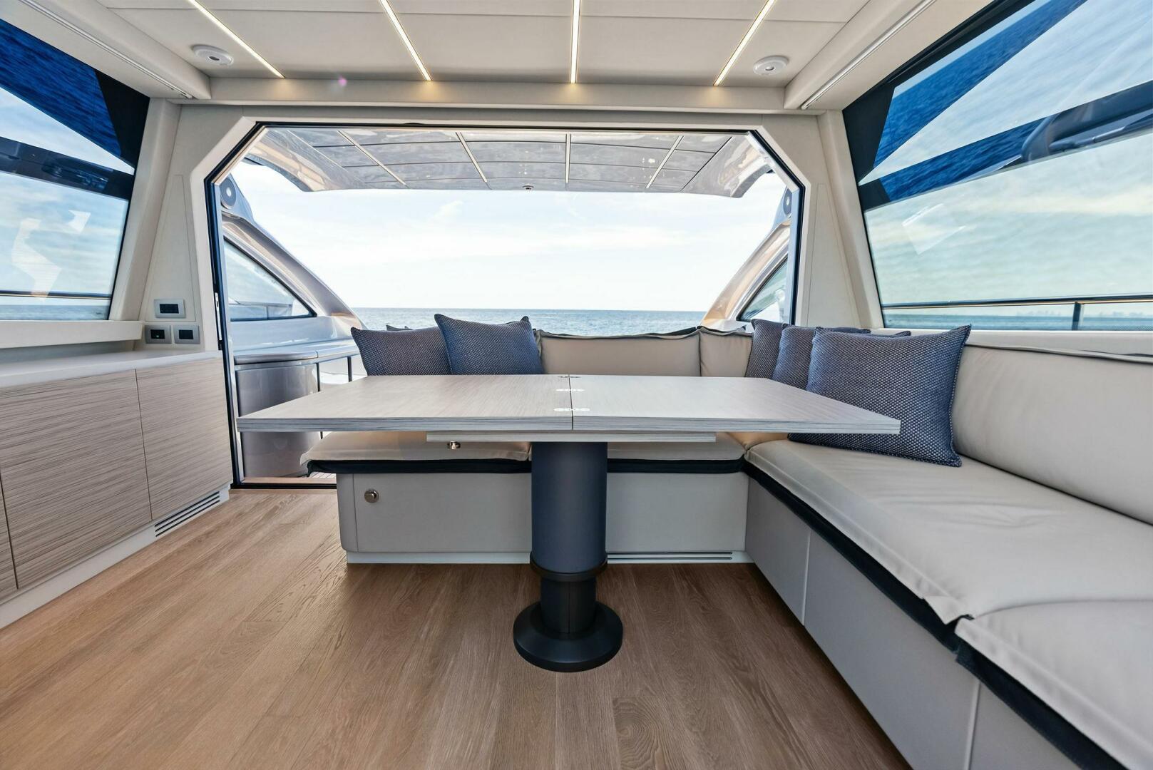 2024 Pershing 6X Dinette
