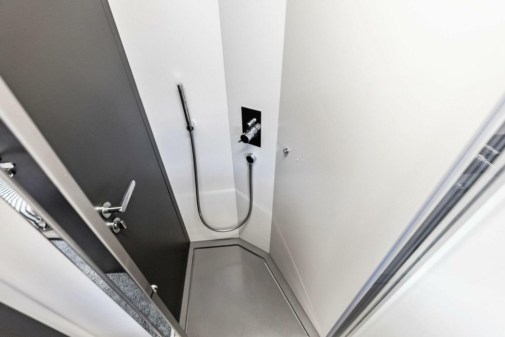 2024 Pershing 6X VIP Shower