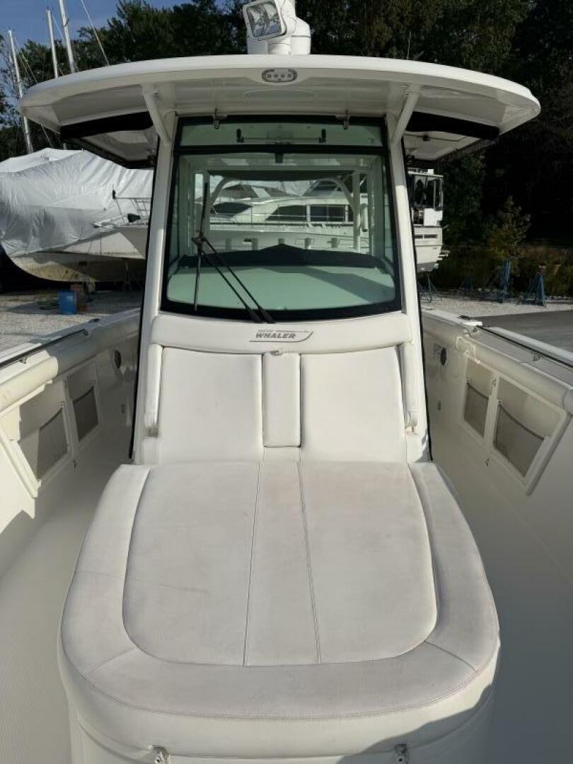 2014 Boston Whaler 350 Outrage Console Lounger