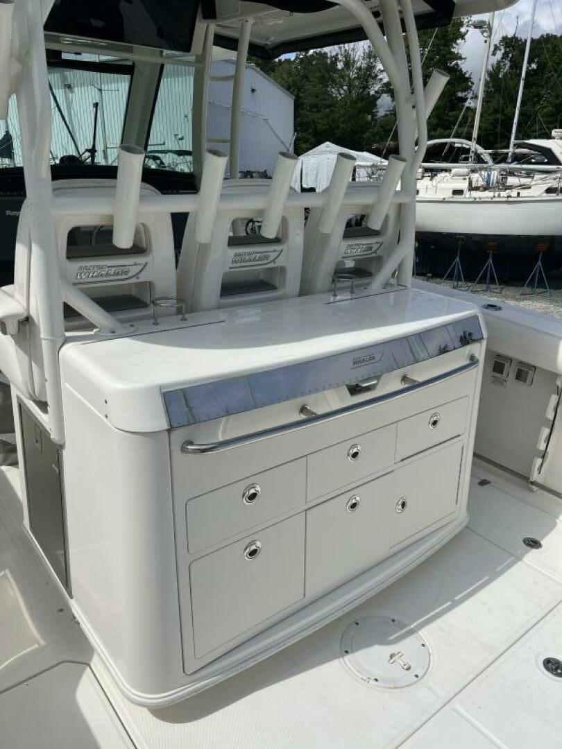 2014 Boston Whaler 350 Outrage Summer Kitchen Leaning Post c