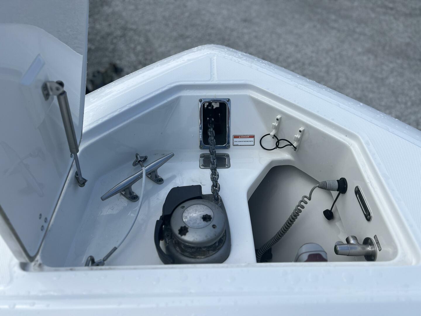 2014 Boston Whaler 350 Outrage Windlass