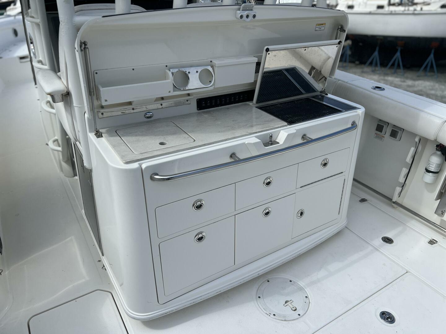 2014 Boston Whaler 350 Outrage Summer Kitchen Leaning Post o