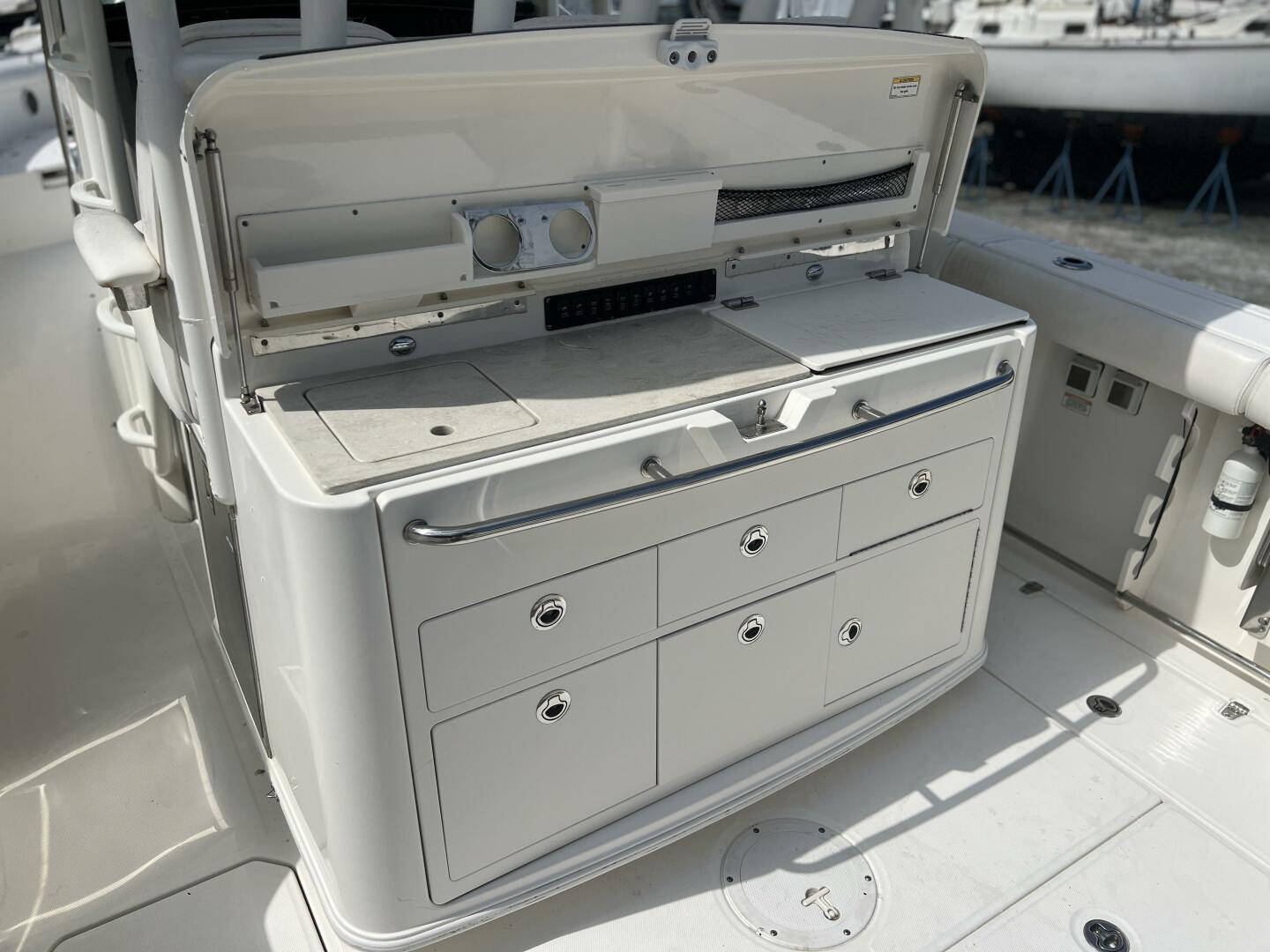 2014 Boston Whaler 350 Outrage Summer Kitchen Leaning Post o