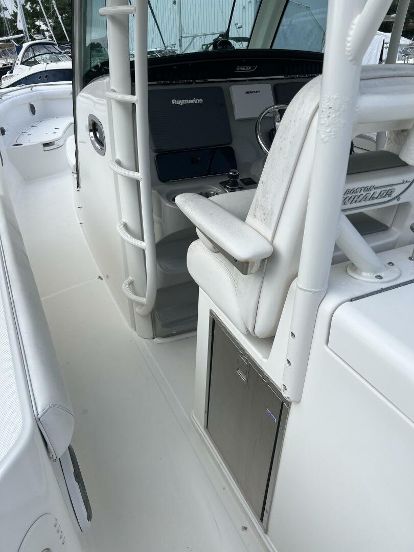 2014 Boston Whaler 350 Outrage looking up port gunnel