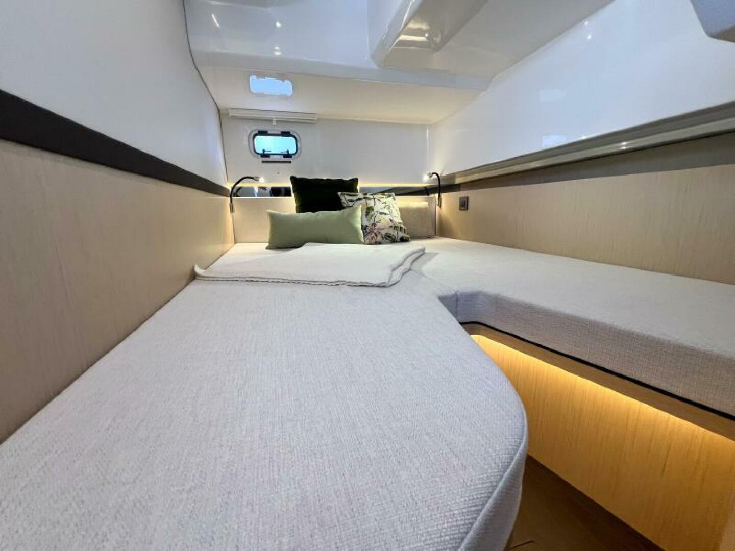 39ft Four Winns Yacht For Sale