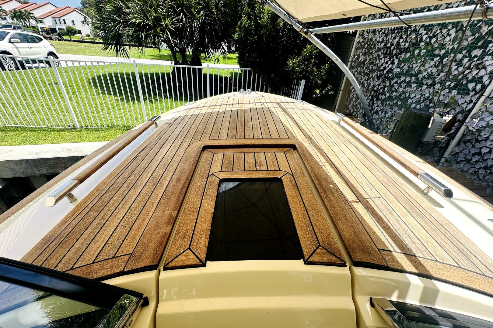 2013 Chris-Craft Corsair 22 boat with elegant wooden deck un