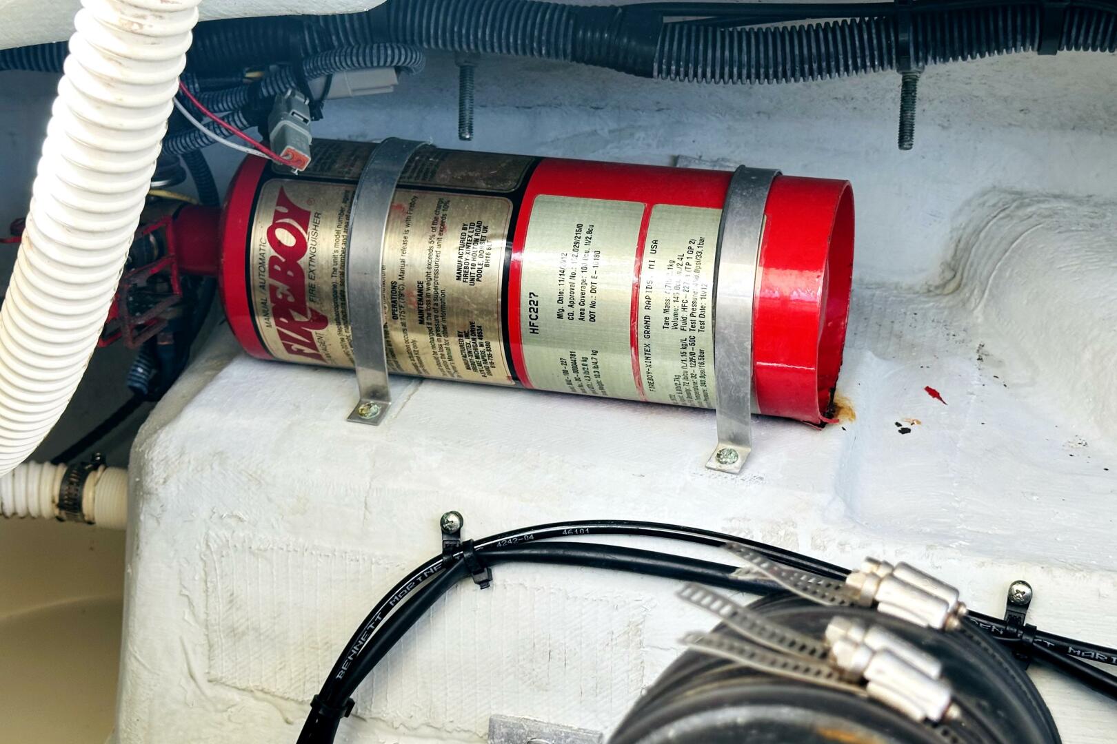 Fire extinguisher in 2013 Chris-Craft Corsair 22 engine comp