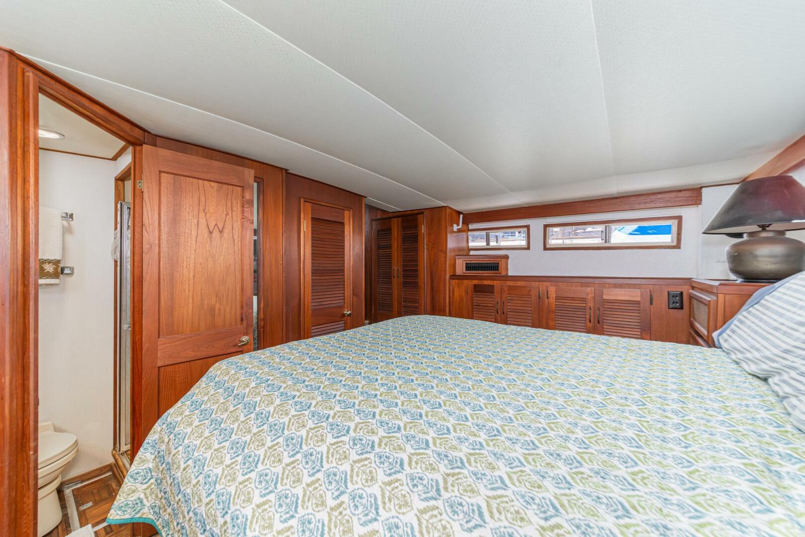 aft BERTH facing forward