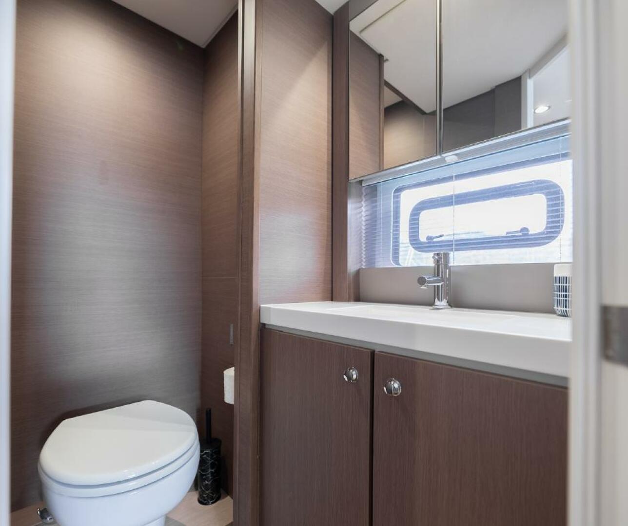 Catamaran Bali 4.8 guest head