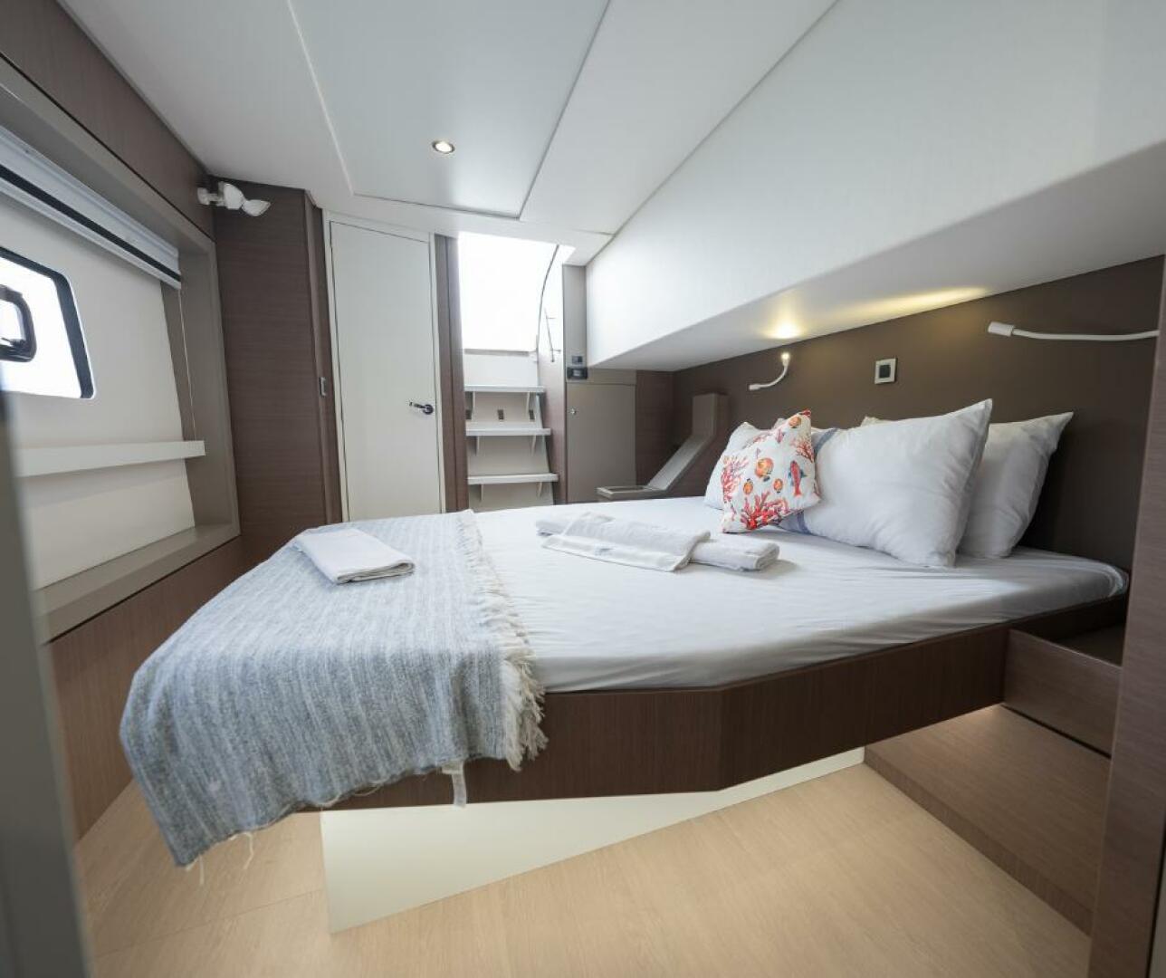 Catamaran Bali 4.8 cabin bed