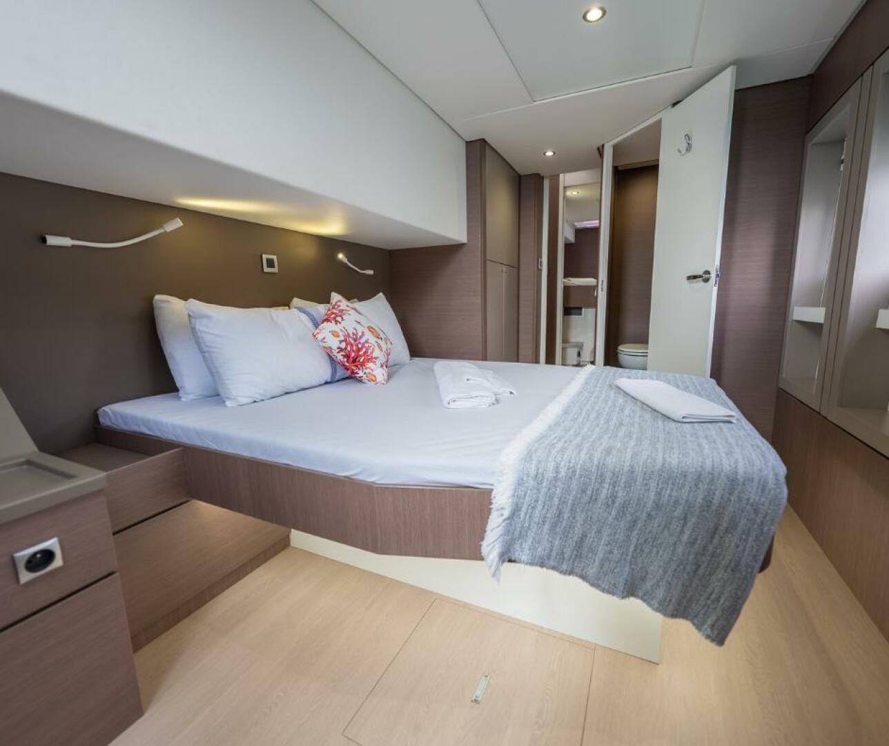 Catamaran Bali 4.8 guest cabin