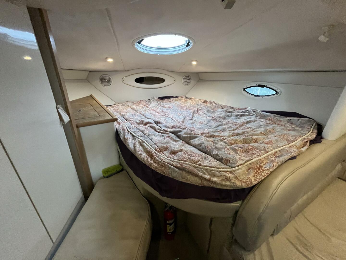 Low Fuss 33ft Maxum Yacht For Sale