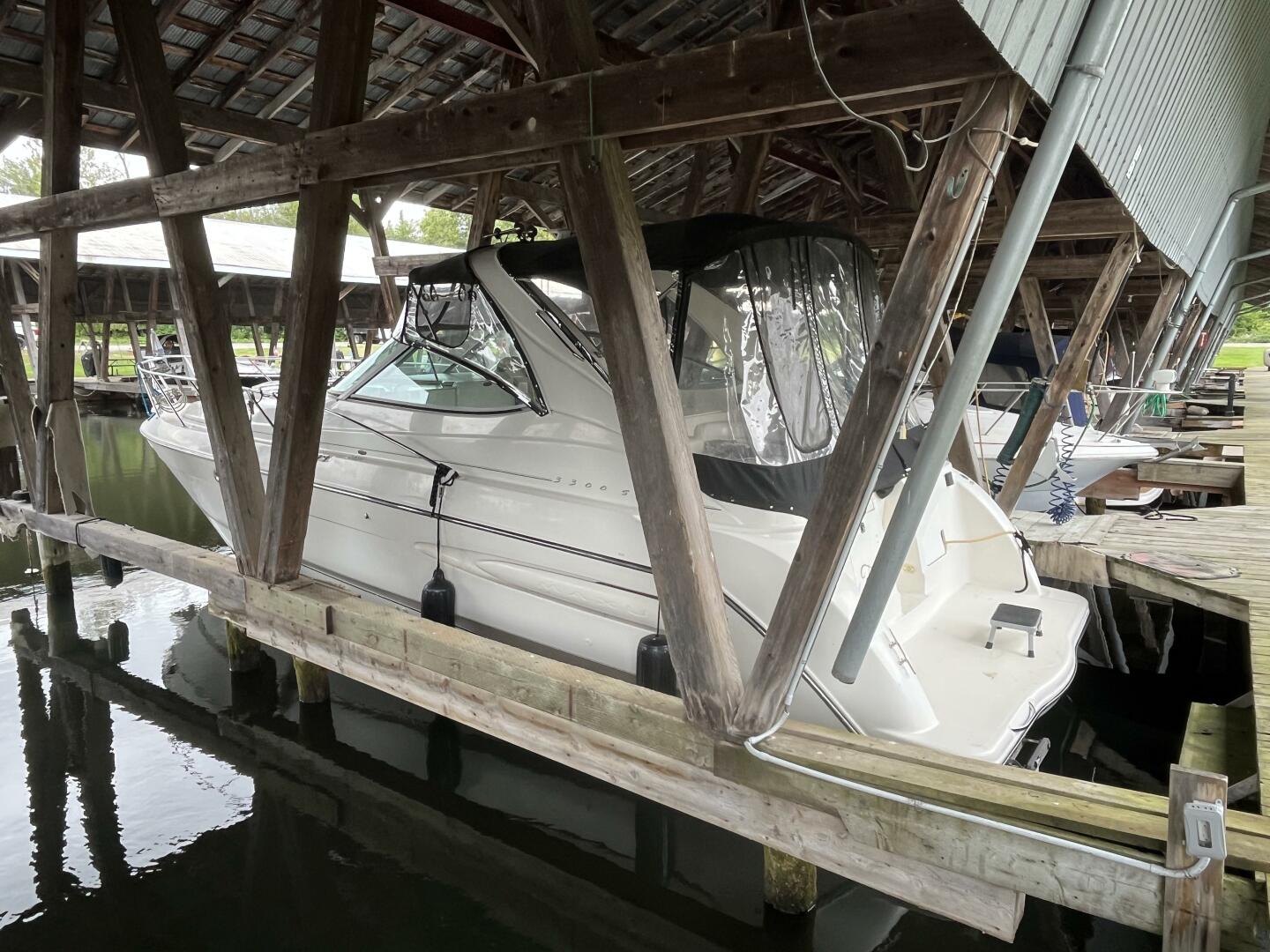 Low Fuss 33ft Maxum Yacht For Sale
