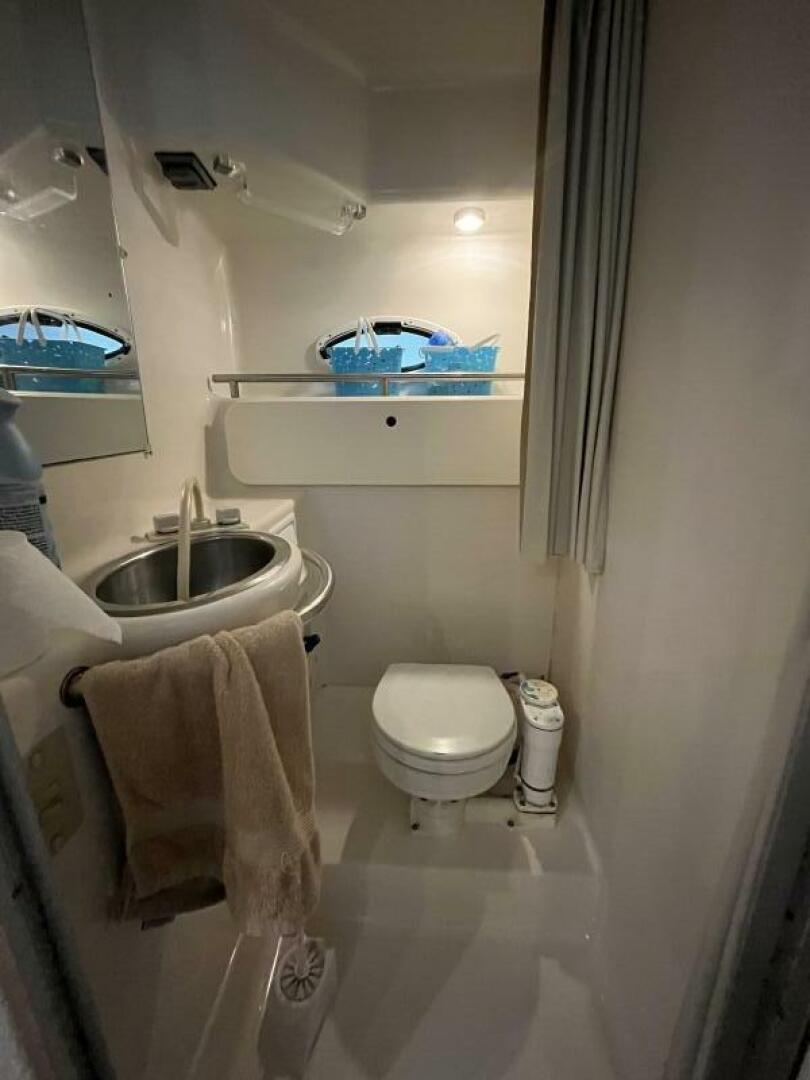 Low Fuss 33ft Maxum Yacht For Sale