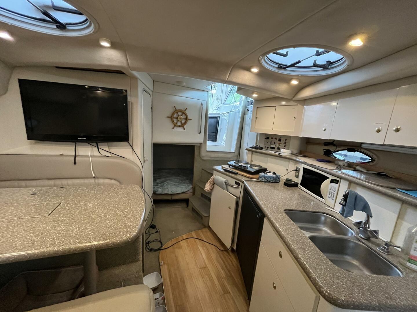 Low Fuss 33ft Maxum Yacht For Sale