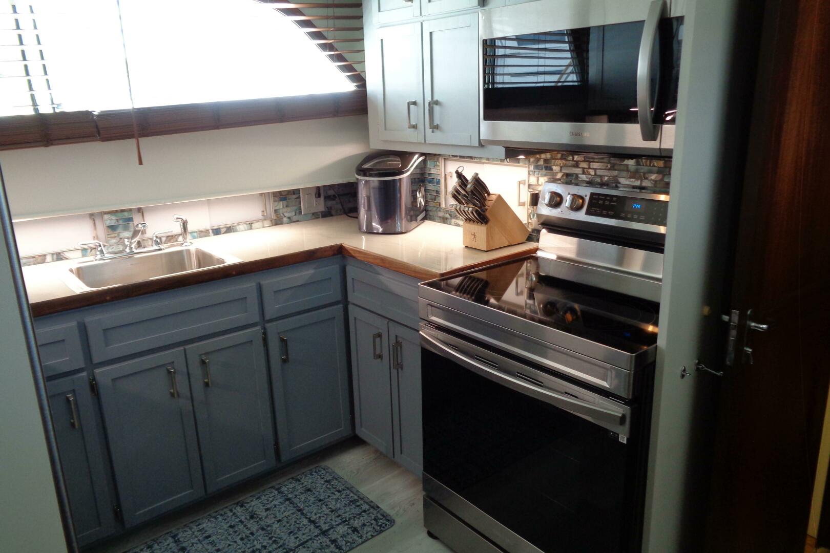 Ivory Lady 70ft Hatteras Yacht For Sale