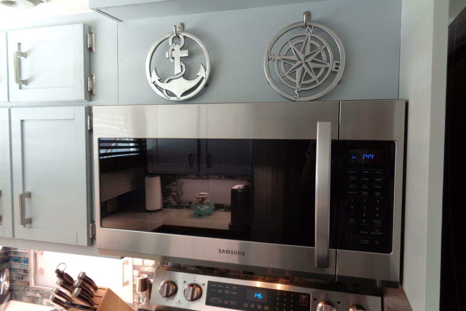 Ivory Lady 70ft Hatteras Yacht For Sale