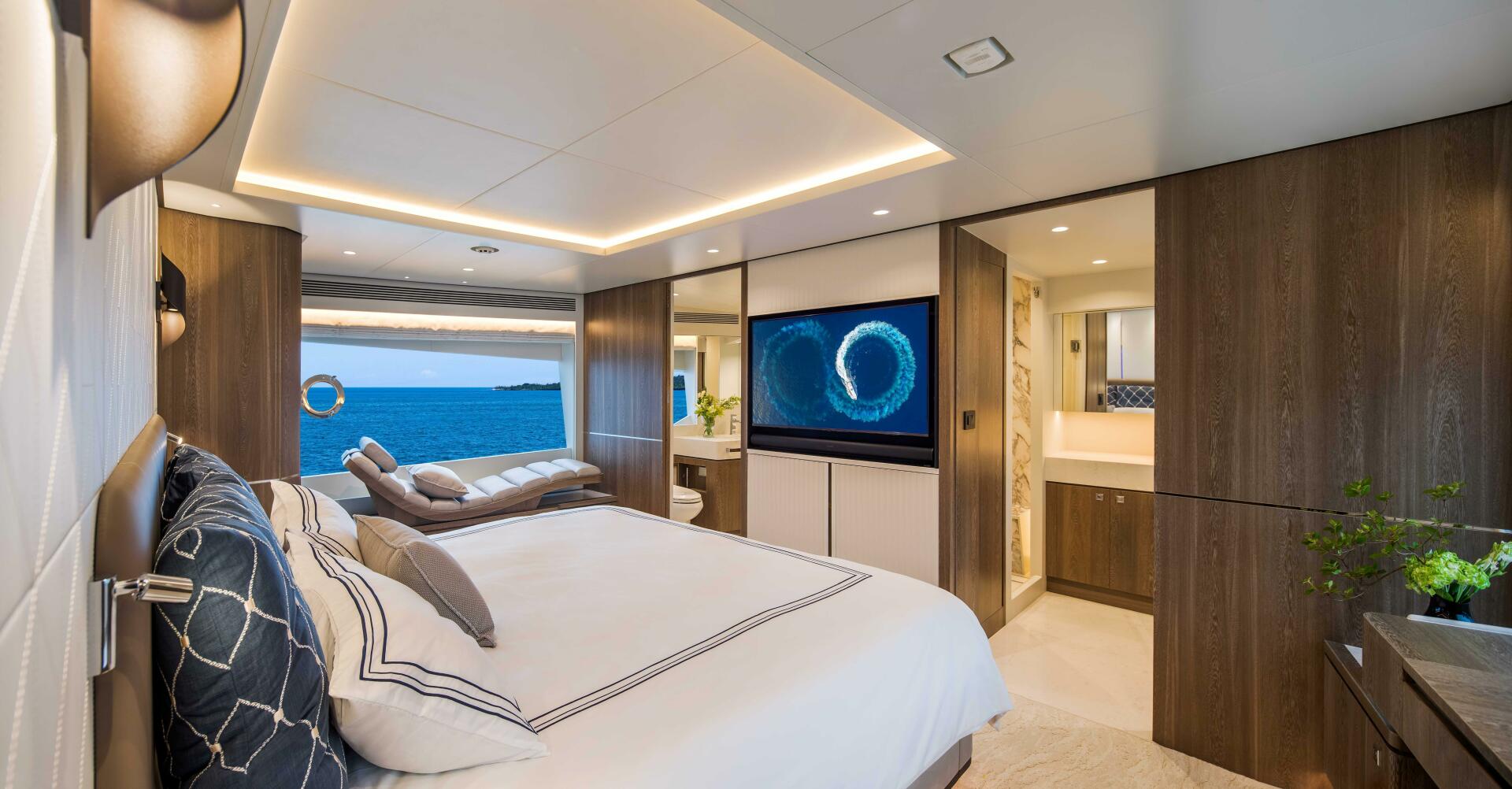 The New Horizon FD90 Split-Use Skylounge Hull 34
