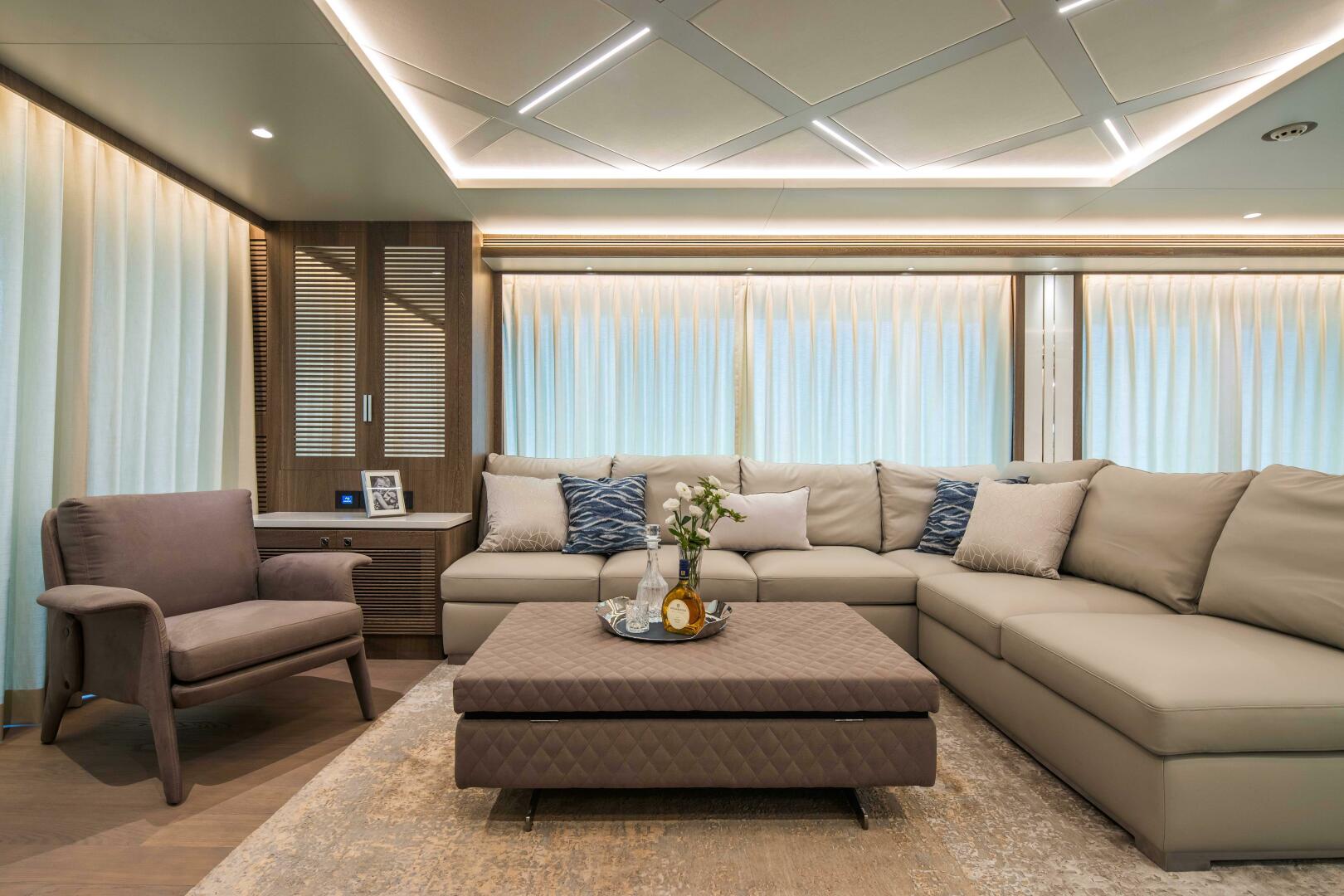 The New Horizon FD90 Split-Use Skylounge Hull 34