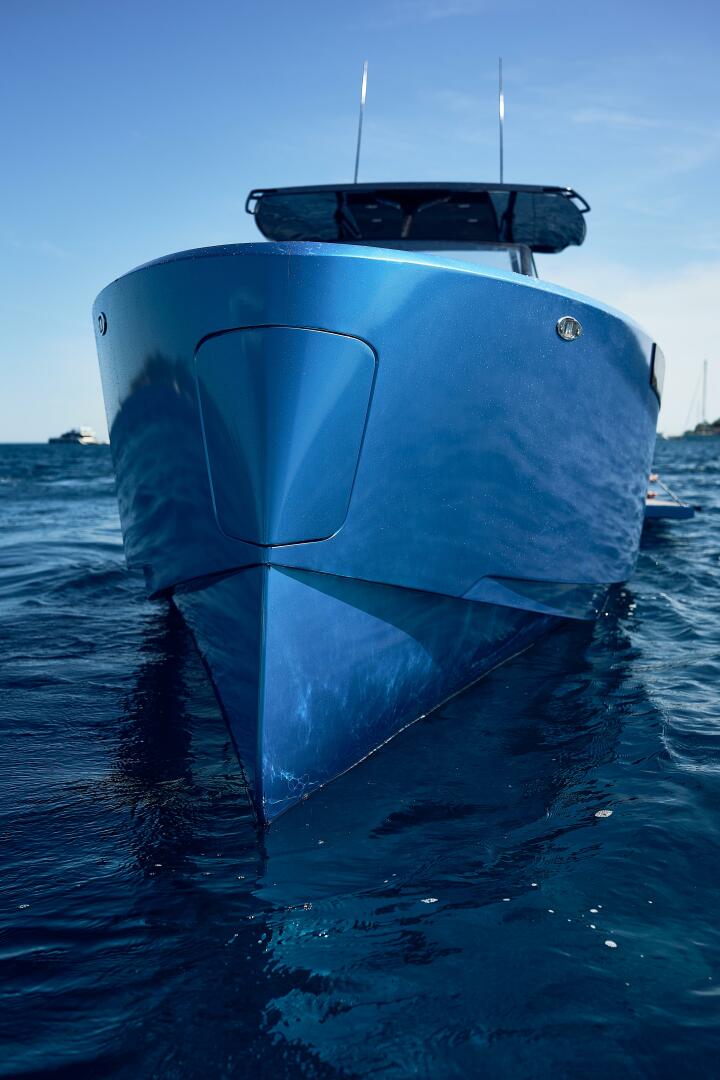 YACHTS V10 T-Top