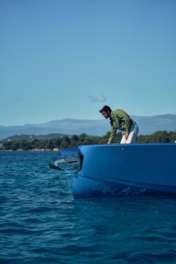 YACHTS V10 T-Top