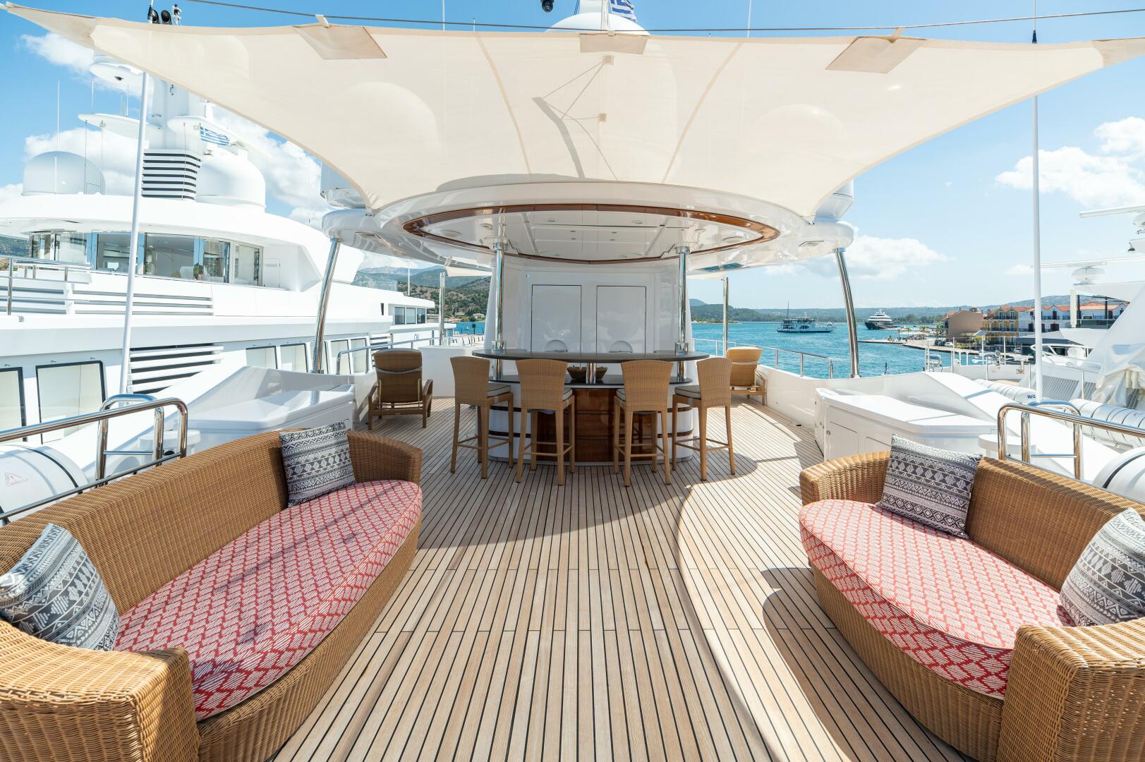 Sundeck Bar with Day Head in Mast