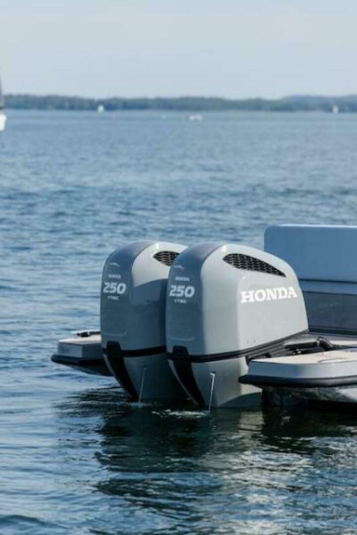 VIRTUE YACHTS V10 T-Tops