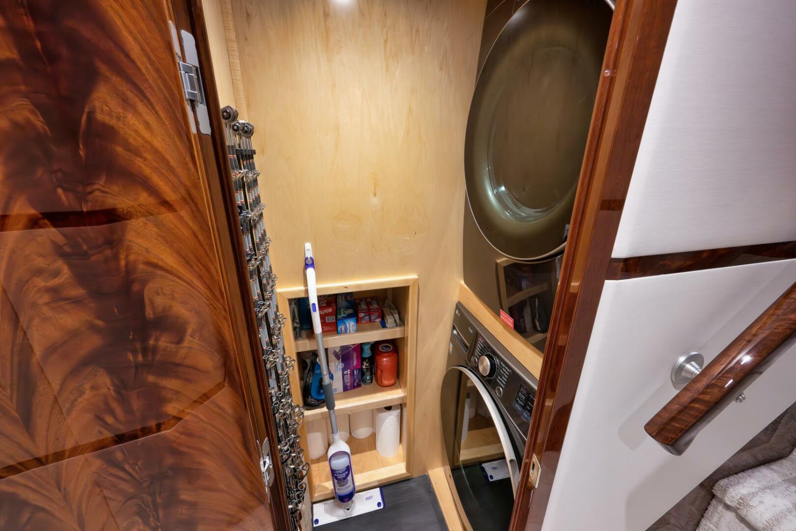 2025 Viking 90 Convertible- NIKKI BELLA- Washer/ Dryer/ Stor