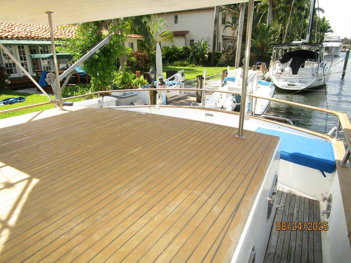 48' DeFever trunk cabin2