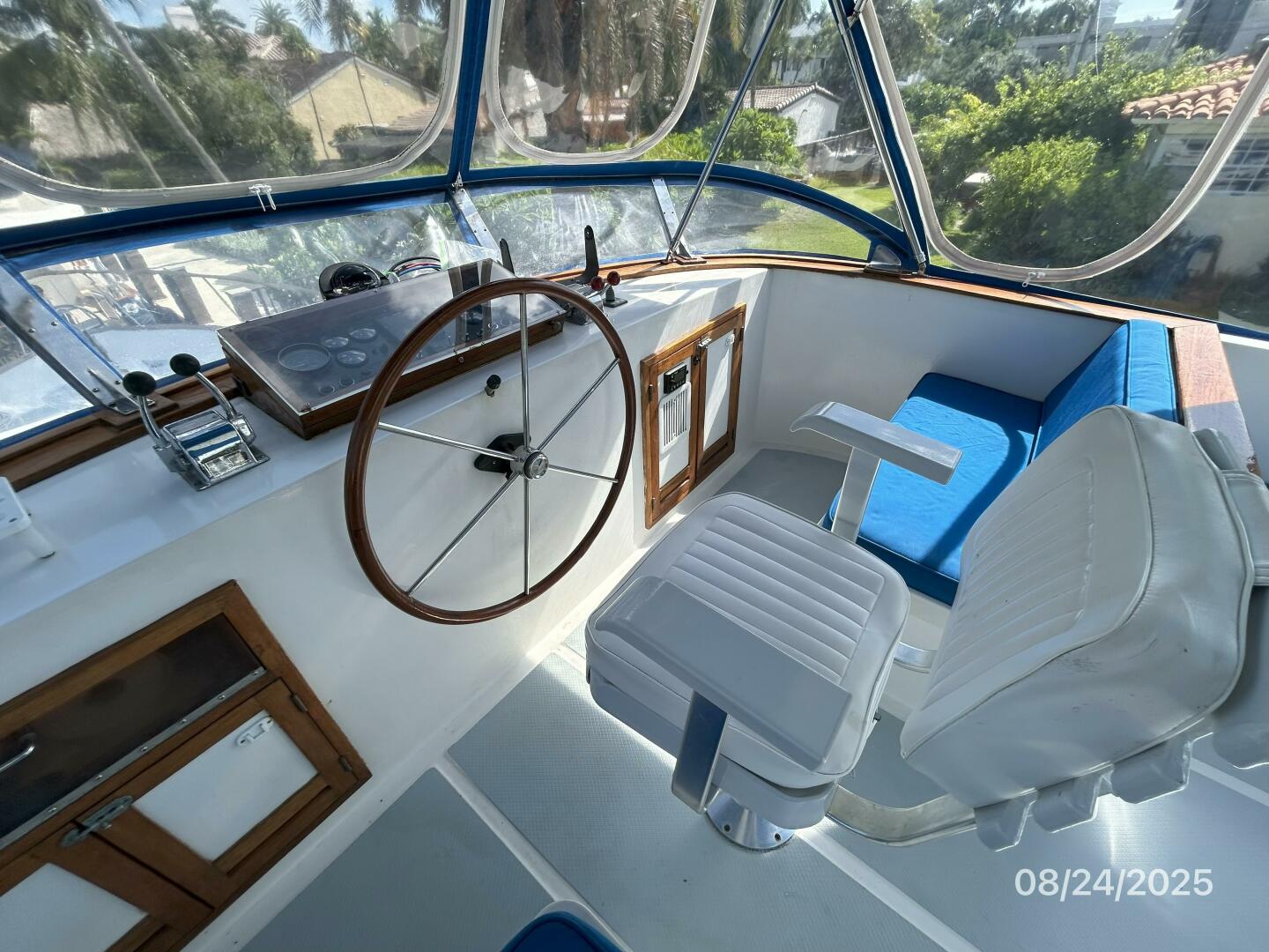 48' DeFever flybridge helm1
