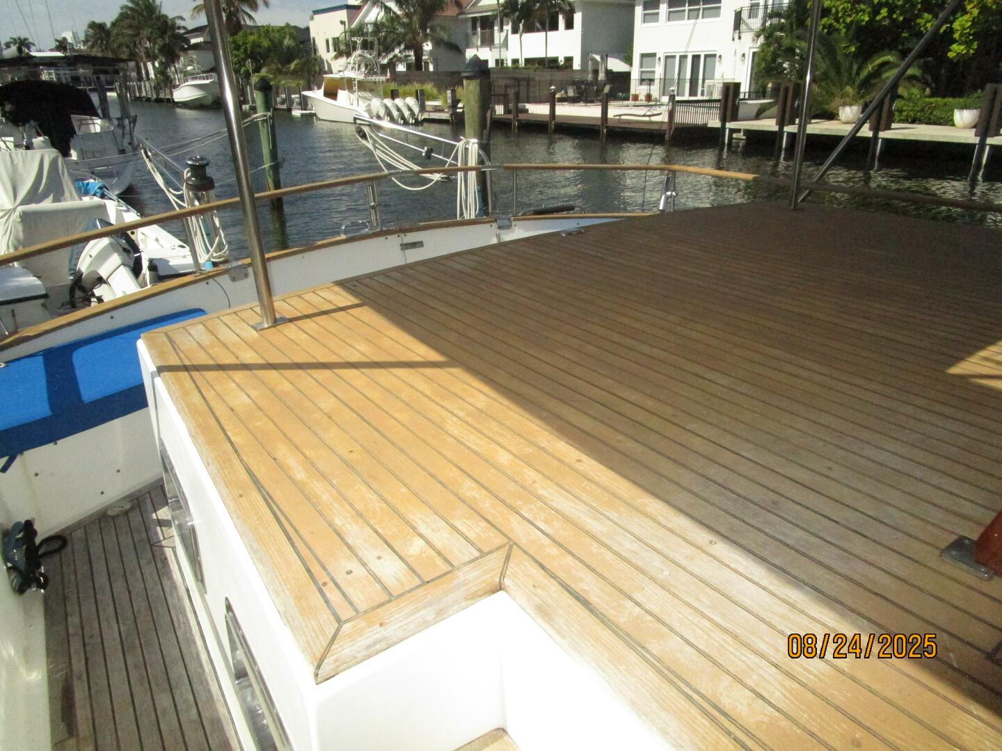 48' DeFever trunk cabin1