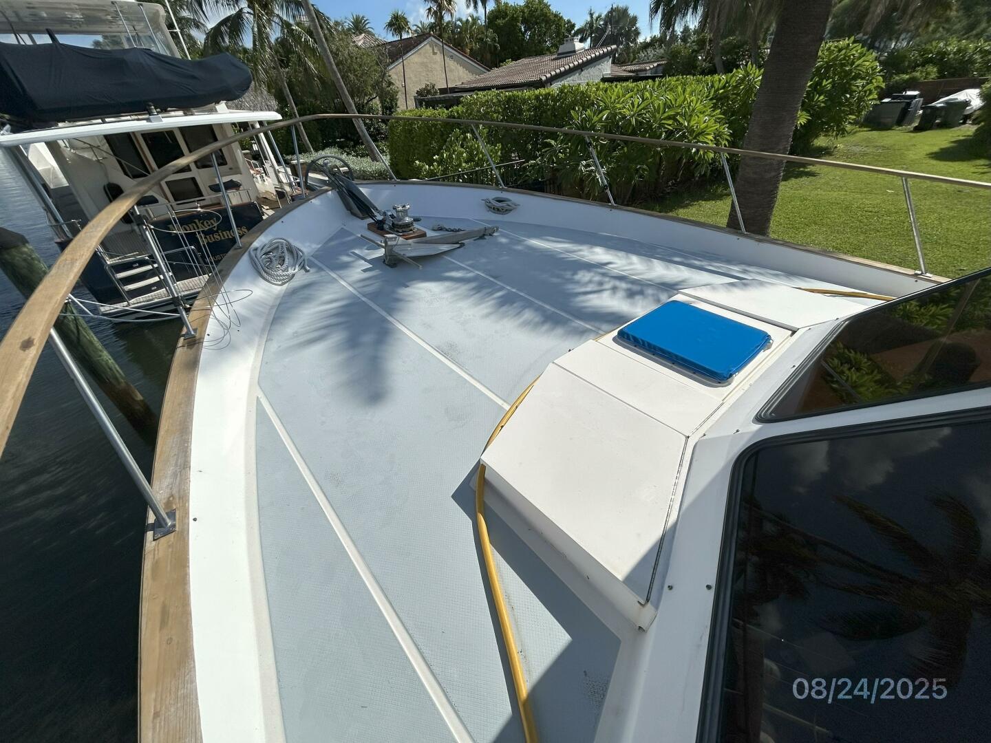48' DeFever foredeck1
