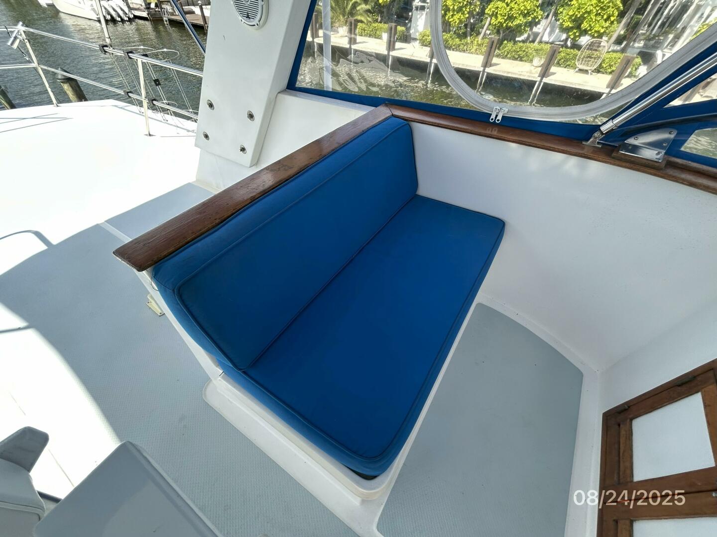 48' DeFever flybridge port forward seating