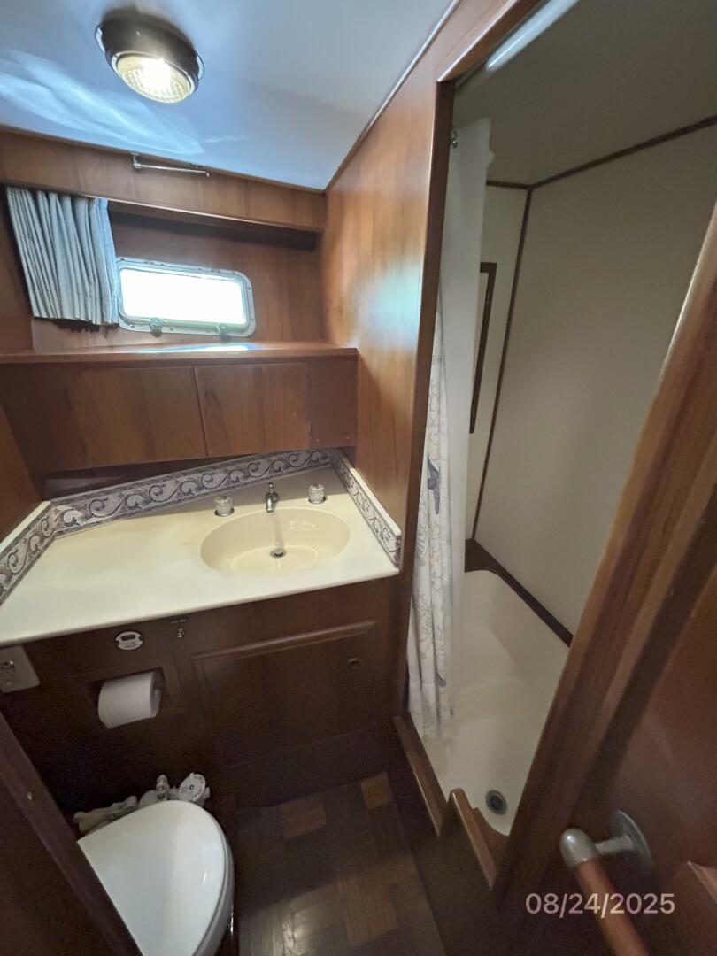 48' DeFever guest head