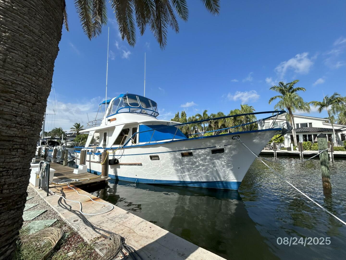 48' DeFever starboard forward profile