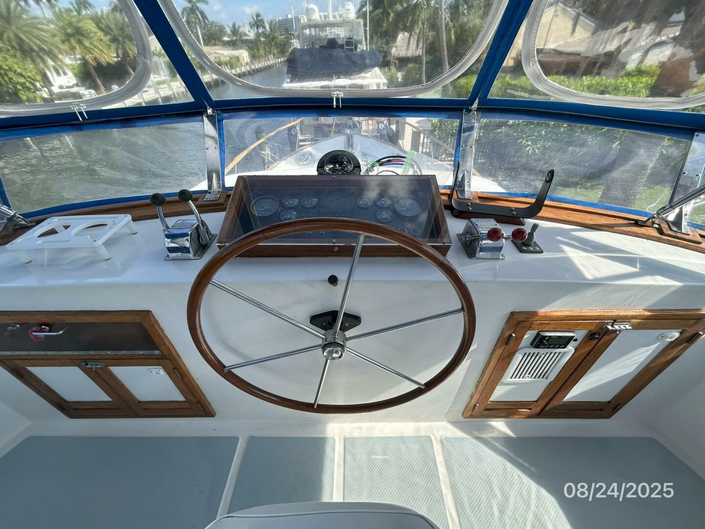 48' DeFever flybridge helm2