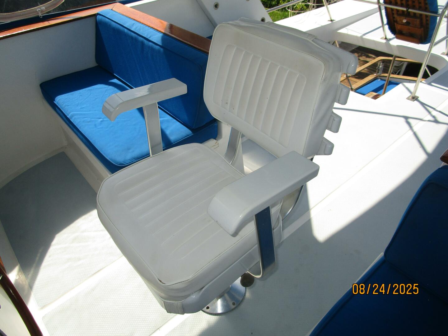 48' DeFever flybridge helmseat