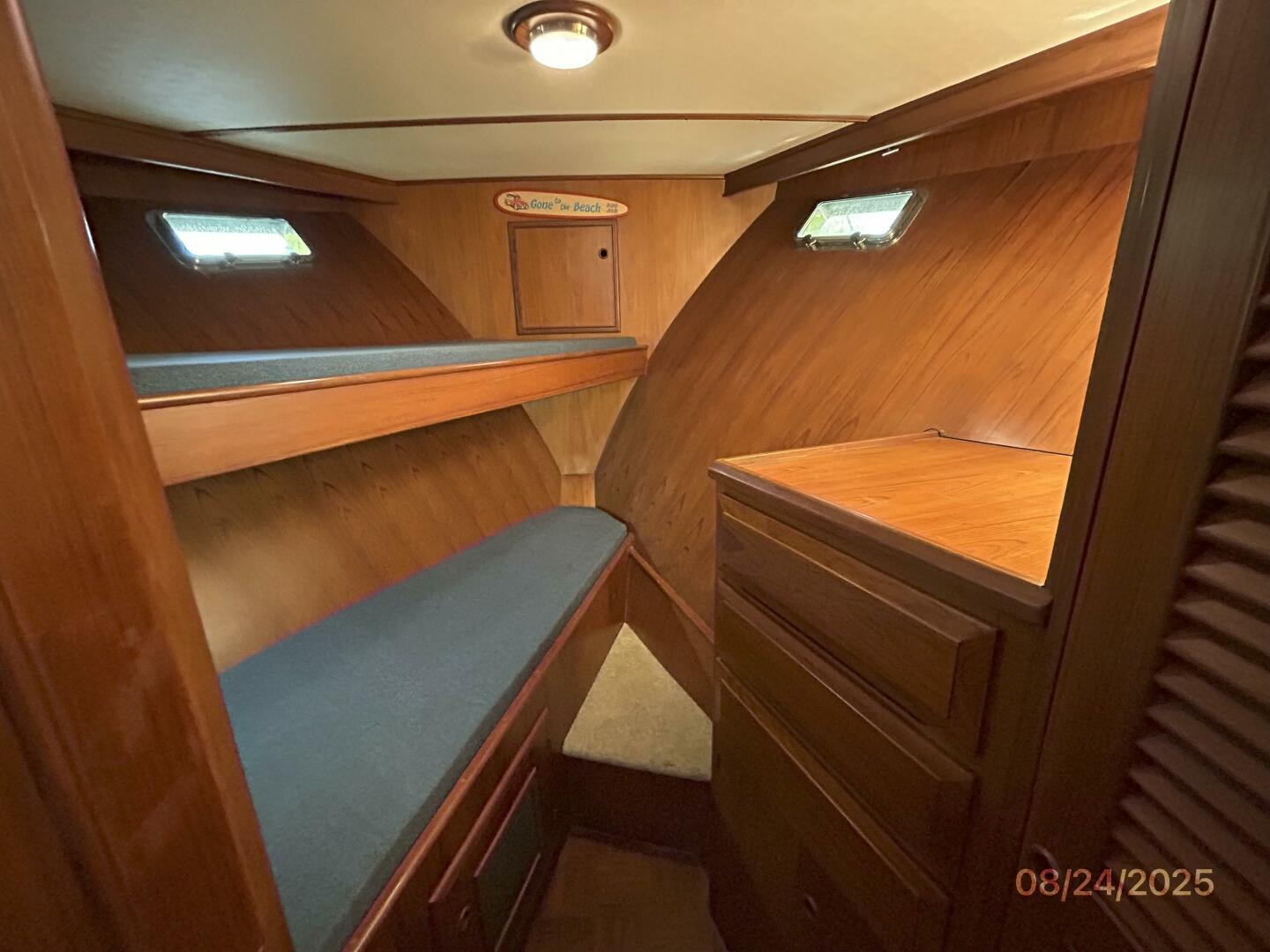 48' DeFever forward guest stateroom