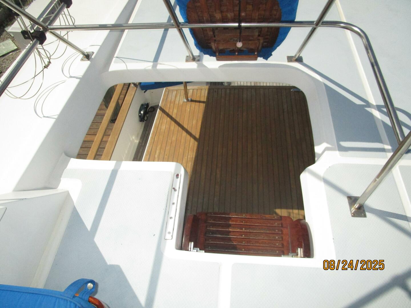 48' DeFever flybridge-trunk cabin steps